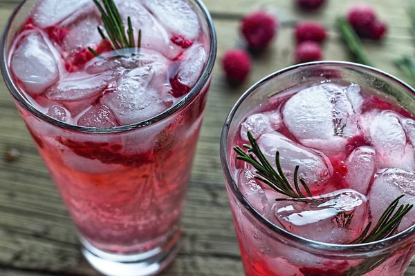 Ahududu Mojito. Serinletici içecek buz tonik ve biberiye ile. Yaz aylarında, parti, alkol