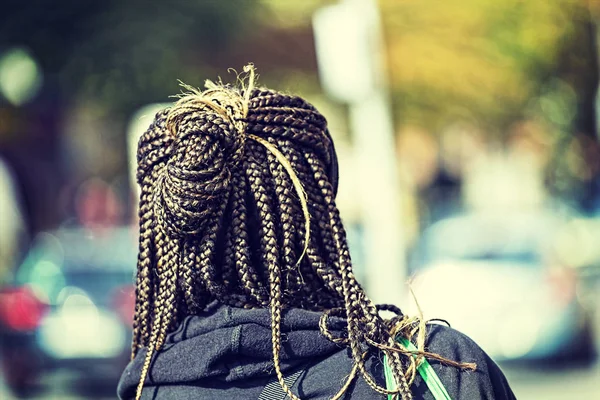 Des Tresses Africaines Sur Tête Une Jeune Fille Peau Foncée — Photo