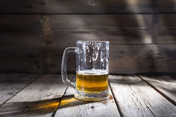 Meia Caneca Cerveja Fresca Com Espuma — Fotografia de Stock