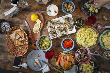 Farklı yemekler ve aperatifler tablo Easter. Salata, somon, sebze, şarap. Üstten görünüm
