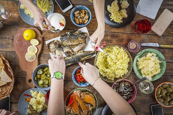 Velikonoční Stůl Různými Pokrmy Občerstvení Saláty Losos Zelenina Víno Pohled — Stock fotografie
