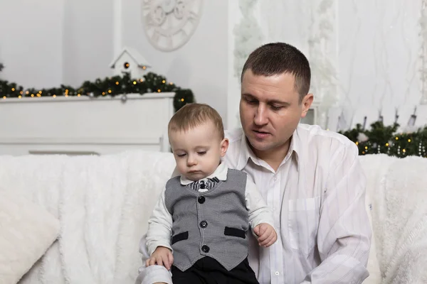 Portret Van Een Liefhebbende Vader Met Zijn Zoontje Gelukkige Familie — Stockfoto