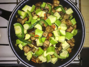 Vejetaryen Güveç, bir tavada pişirilir. üstten görünüm