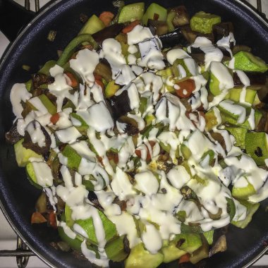 Gıda detoks. Bir tavada, üstten görünüm krema soslu sebze