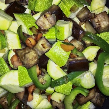 Ratatouille, kabak, kuşkonmaz ve kırmızı biber ile otantik güveç. İtalyan Caponata, üstten görünüm