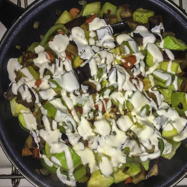 Comida Desintoxicante Verduras Con Salsa Crema Una Sartén Vista Superior —  Fotos de Stock