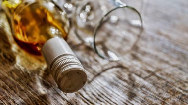 Viski, konyak, brandy. Bir şişe ve bardak taş zemin üzerine lüks alkol. Sevgililer günü, tarihi