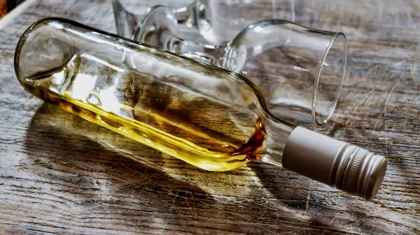 ウイスキー ブランデー ブランデー ボトルおよび石の背景にガラスの高級アルコール バレンタインの日の日付 — ストック写真