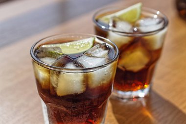 ROM. Cola Cuba Libre kireç ve buz ile