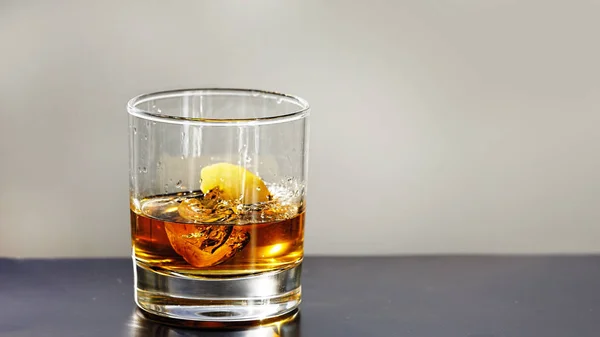 Αναμειγνύονται Sazerac, πεπτικό, κλασικό, αλκοολούχα, κοκτέιλ, κονιάκ, αψέντι, πικρή, ουίσκι,, — Φωτογραφία Αρχείου