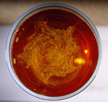 Kupa Beyaz arka plan sürahi köpük alkol bira makro damla 