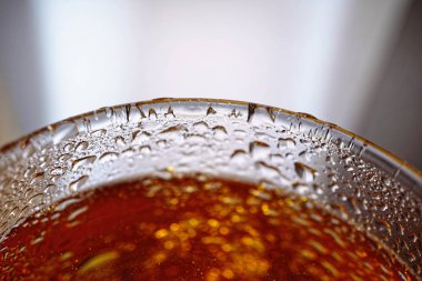 Kupa Beyaz arka plan sürahi köpük alkol bira makro damla 