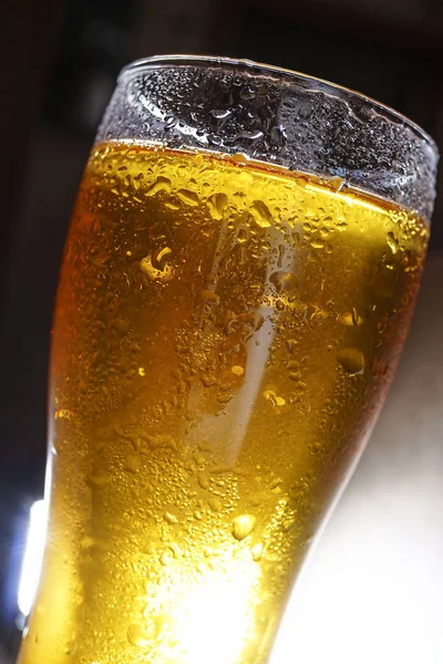 Vidrio, cerveza, aislado, gota, alcohol, pinta, agua, espuma, helada , — Foto de Stock