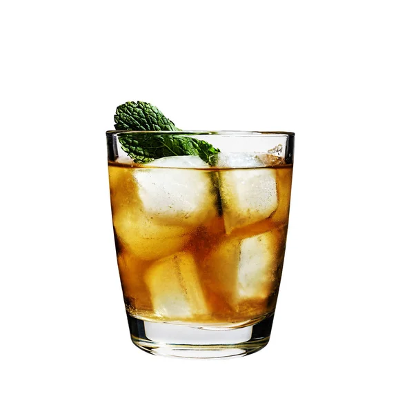 Κοκτέιλ, ρούμι, μέντα, πάγο, αλκοόλ, αναψυκτικά τύπου κόλα, μη αλκοολούχα, αλκοολούχα — Φωτογραφία Αρχείου