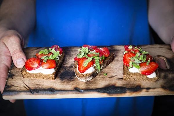 Los Sándwiches Crema Fresa Una Tabla Madera Manos Del Chef —  Fotos de Stock