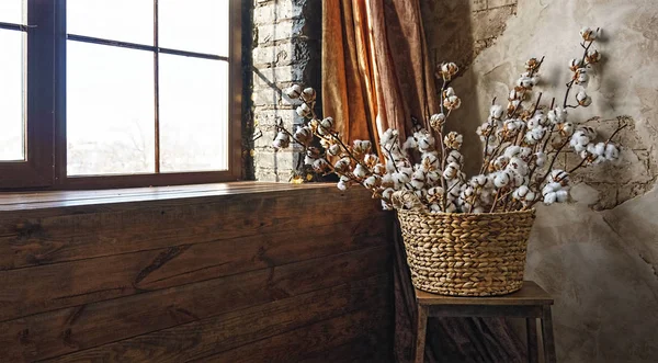 Mand Met Bloemen Katoen Takken Bij Het Raam Een Kamer — Stockfoto