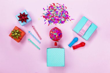 doğum günü partisi, hediye kutuları, kırmızı yay, renkli şeker, düz lay, yıldız,