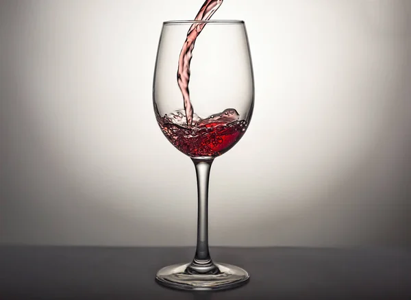 Έκχυση κρασιού, γυαλί, κόκκινο κρασί, ημέρα του Αγίου Βαλεντίνου, αλκοόλ, βουτιά — Φωτογραφία Αρχείου
