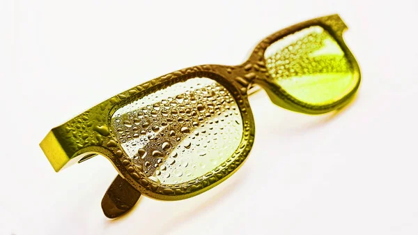 Γυαλιά ηλίου, σταγόνες δροσιάς, έννοια, καλοκαίρι, προστασία ματιών, παραλία, καλοκαίρι, προστατευτικά, τα μάτια, οπτική — Φωτογραφία Αρχείου