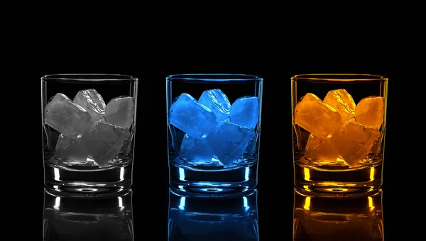 Silhueta, vidro, álcool forte, gelo, fundo preto, alcoólico, moda antiga, uísque, reflexão, festa , — Fotografia de Stock