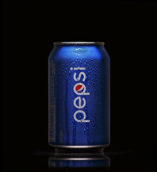 Azul, lata, Pepsi cola, aislado, fondo negro, marca, frío, industria, popular, refrescante, tendencia , — Foto de Stock