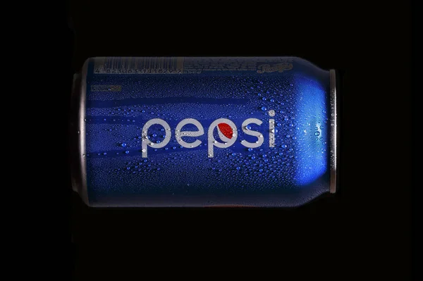 Azul, lata, Pepsi cola, aislado, fondo negro, marca, frío, industria, popular, refrescante, tendencia , — Foto de Stock