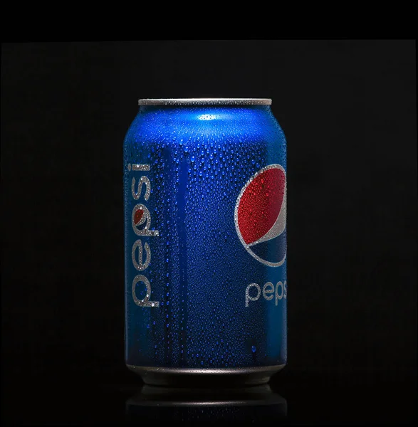 Blau, Dose, Pepsi Cola, isoliert, schwarzer Hintergrund, Marke, Kälte, Industrie, beliebt, erfrischend, Trend, — Stockfoto