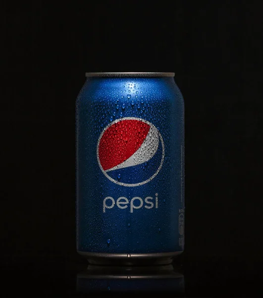 Azul, lata, Pepsi cola, isolado, fundo preto, marca, frio, indústria, popular, refrescante, tendência , — Fotografia de Stock