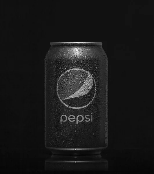 Blu, lattina, Pepsi cola, isolato, sfondo nero, marca, freddo, industria, popolare, rinfrescante, tendenza , — Foto Stock