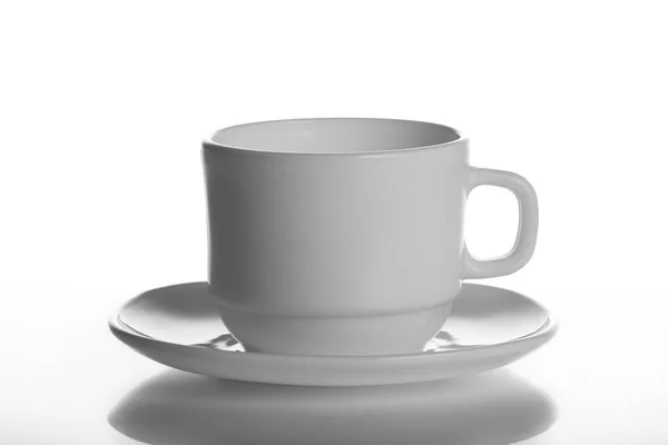 Leer, weiße Tasse, isoliert, weißer Hintergrund, Tasse Tasse Untertasse Teetasse Geschirr weißer Stapel Haufen sauber leer Tee Studio Schuss Licht Hintergrund grau Hintergrund innen — Stockfoto
