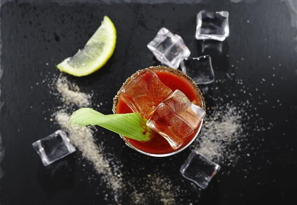 Bloody Mary, Cocktail, fondo pietra, vista dall'alto, vodka, succo di pomodoro con sedano, limone e spezie, agrumi, cocktail pick, condimento, ingrediente, salato, bordo, preparato, servito , — Foto Stock