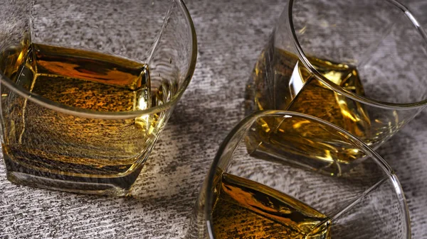 Whisky Gläsern Auf Grauem Steingrund — Stockfoto