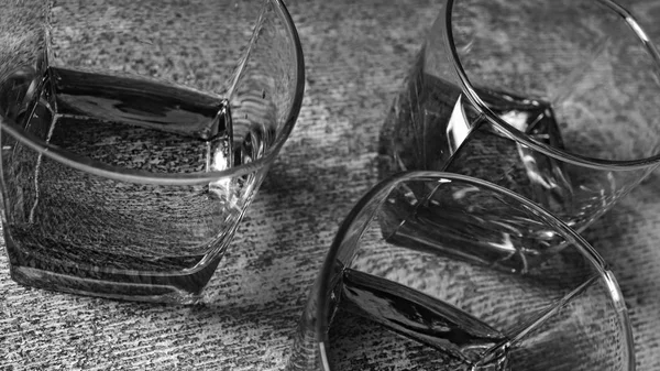 Siyah Beyaz Gri Taş Arka Plan Üzerinde Gözlük Viski — Stok fotoğraf