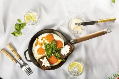 kahvaltı tabağı, yeşil shakshuka, lahana, collard yeşillik, ıspanak, omlet, tost, yeşilmar, tereyağı, tarifi