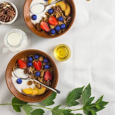 meyveli yoğurt, meyveli sağlıklı kahvaltılık gevrek, meyveli yoğurt,