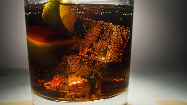 Rum, Cola Zitrone, Alkoholparty, Getränke auf Holztisch, cuba lib — Stockfoto