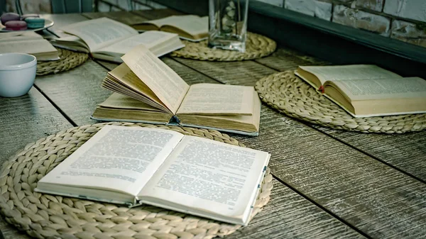 Kinyitott könyv, régi asztal, üres oldalak, háttér papír, befest ceruza, üres oldalak, üres, régi, évjárat, iskola — Stock Fotó