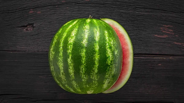 Mogen vattenmelon, kopiera utrymme, färsk mogen, mogen frukt, halv vattenmelon, textural trä, skivade mogen, röd mogen, vattenmelon skivor — Stockfoto
