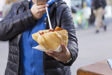 bratwurst, currywurst yeme, currywurst servis, şnitzel, muni