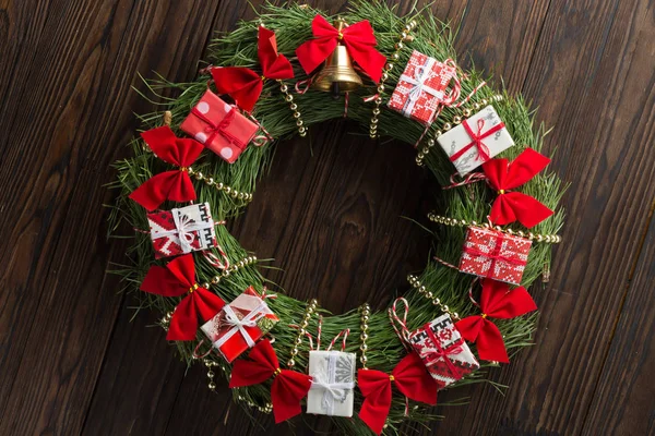 Christmas wreath , diy, front porch, fireplace, window, elegant, — 스톡 사진