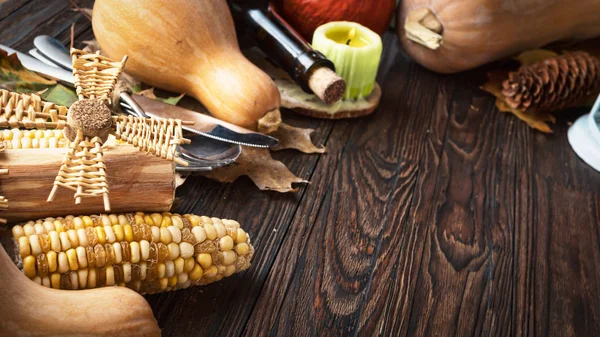 Festa del raccolto, zucche mais frutta, tavolo di legno, thanksgiv — Foto Stock