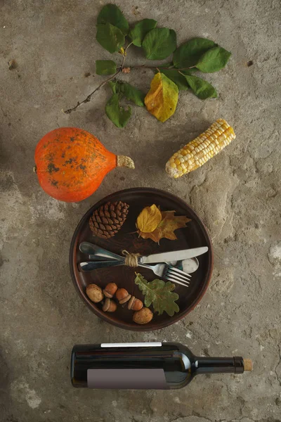 Festa del raccolto, zucche mais frutta, tavolo di legno, thanksgiv — Foto Stock