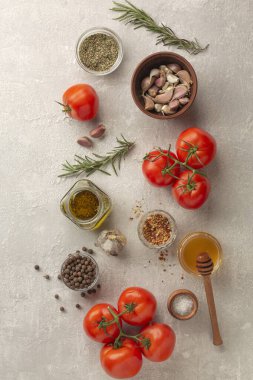 makarna, spagetti, taze fesleğen, tuz, kızarmış domates, haşlanmış c