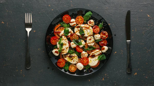 Queso fresco, tomates maduros, hojas de albahaca, hojas de albahaca, albahaca o —  Fotos de Stock