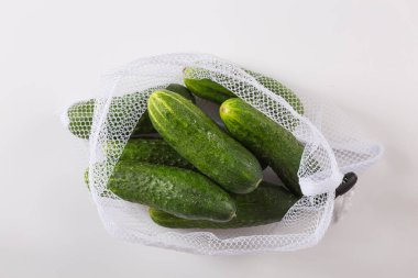 Sıfır atık konsepti, markette yiyecek ambalajı. Eko salatalıklar ızgarada. en üstteki görünüm