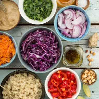 Zencefilli fıstık ezmesi soslu Tayland kinoa salatası yapmak için gerekli malzemeler..