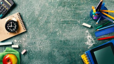 Programa uygun olarak okula geri dön. Çalar saat, not defterleri, kalemler, tebeşir için Yeşil Tahta Arkaplan 'daki öğrenci veya öğrenci araçları.