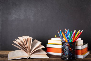 Masada ders kitapları, eğitim konsepti. Kitaplar masada, seyirciler arasında. Kapatın.