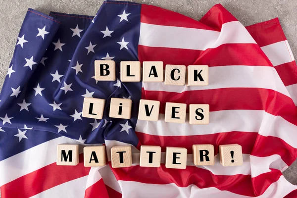 Os protestos de George Floyd espalharam-se pela América. brancos e negros defendem os direitos humanos. Vidas negras importam, vista superior — Fotografia de Stock