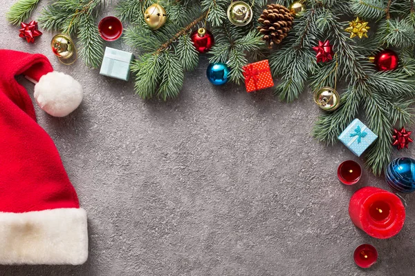 Kerst dennenboom met decoratie op grijze betonnen achtergrond, bovenaanzicht — Stockfoto